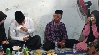 Tangis Gus Miftah untuk Guru Madin di Demak, Bawa Pesan dari Presiden Prabowo