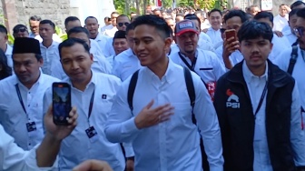 Bak Prosesi Raja Jawa, Kaesang Diarak dari Rumah Jokowi Menuju Takhta Ketua Umum PSI