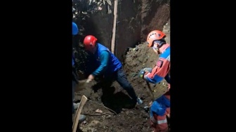 Tragedi di Gang Sempit Cimahi: Dua Pekerja Tertimbun Longsor, Evakuasi Penuh Perjuangan