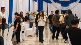 Tegar di Rumah Duka, Sarwendah Ditemani Jordi Onsu Urus Jenazah Ayahnya