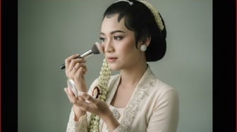 Bedak Legendaris Kemasan Sachet: Rahasia Para Perempuan Hemat di Bawah Rp 5 Ribu