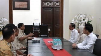 Pertemuan Rahasia di Solo: Prabowo Laporkan Hasil Kunjungan ke Jokowi?