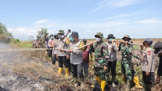 Kapolda Riau Ikut Padamkan Karhutla, gegara Asap Sampai ke Malaysia?