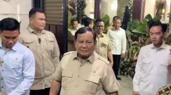 Penampilan Prabowo Curi Perhatian Saat Temui Jokowi di Solo