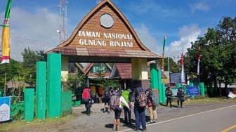 Penutupan Mendadak Gunung Rinjani: Prioritaskan Pendaki Tapi Ekonomi Porter Terpukul