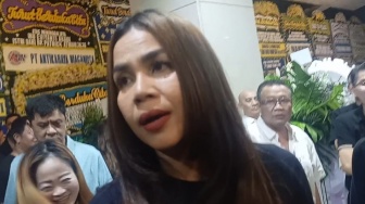 Hadir ke Rumah Duka, Melaney Ricardo Ungkap Kondisi Sarwendah Usai Sang Ayah Meninggal Dunia