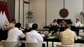 Ratas Dadakan di Halim! Prabowo Bahas Isu Krusial Ini Sebelum Pekan Sibuk