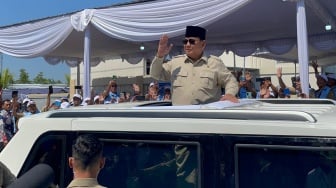 Peci Hitam dan Kacamata Hitam: Gaya Prabowo Pimpin Peluncuran 80.000 Kopdes Merah Putih di Klaten!