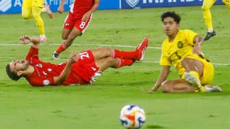 Pesepak bola Timnas Indonesia U-23 Jens Raven terjatuh usai dilanggar pemain Malaysia U-23 dalam pertandingan penyisihan Grup A Piala AFF U-23 2025 di Stadion Utama Gelora Bung Karno (SUGBK), Senayan, Jakarta, Senin (21/7/2025). [Suara.com/Alfian Winanto]