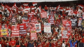 Spanduk-spanduk Dukungan Suporter Timnas U-23: Lari Ipin Lari Ada King Indo