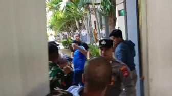 Aksi di SMAN 4 Serang Ricuh, Massa Terobos Masuk Sekolah, Ada yang Dipukul Polisi