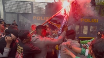 Aksi Ojol 217 Memanas: Massa Bakar Flare Teriakan Tuntutan UU Transportasi Online