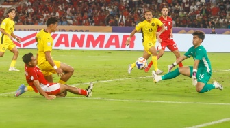 Pesepak bola Timnas Indonesia U-23 Muhammad Rayhan Hannan menendang bola ke gawang Malaysia U-23 dalam pertandingan penyisihan Grup A Piala AFF U-23 2025 di Stadion Utama Gelora Bung Karno (SUGBK), Senayan, Jakarta, Senin (21/7/2025). [Suara.com/Alfian Winanto]
