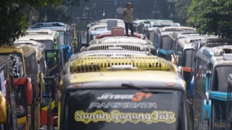 Dedi Mulyadi Larang Study Tour, Puluhan Bus Demo di Gedung Sate
