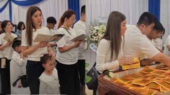 Apa Agama Ayah Sarwendah? Ritual Pemakamannya Disorot