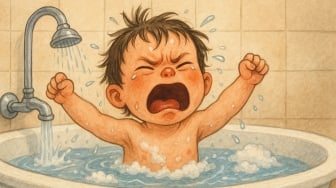 Tips Mengatasi Anak Tantrum Tak Mau Akhiri Waktu Mandi, Ini Kata Psikolog Keluarga