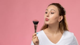 7 Rekomendasi Bedak Tabur yang Cocok untuk Kulit Berminyak, Tidak Cakey Meski Dipakai Seharian