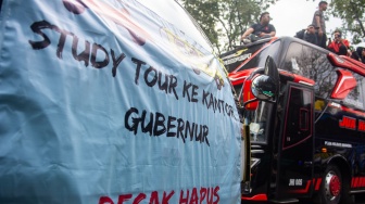 Massa yang tergabung dalam Solidaritas Pekerja Pariwisata Jawa Barat melakukan aksi unjuk rasa di depan Gedung Sate, Bandung, Jawa Barat, Senin (21/7/2025). [ANTARA FOTO/Novrian Arbi/bar]