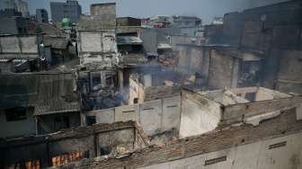 Suasana lokasi kebakaran permukiman penduduk di Duri Utara, Tambora, Jakarta, Senin (21/7/2025). [ANTARA FOTO/Fauzan/bar]