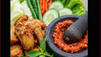 5 Warung Lalapan di Malang dengan Sambal Super Pedas, Berani Coba?