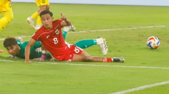 Pesepak bola Timnas Indonesia U-23 Muhammad Rayhan Hannan menendang bola ke gawang Malaysia U-23 dalam pertandingan penyisihan Grup A Piala AFF U-23 2025 di Stadion Utama Gelora Bung Karno (SUGBK), Senayan, Jakarta, Senin (21/7/2025). [Suara.com/Alfian Winanto]
