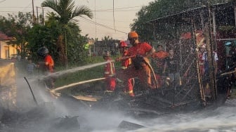 Korsleting Listrik Diduga Picu Kebakaran Kios di Kubu Raya, Satu Truk Tangki Hampir Terbakar