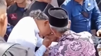 Guru Ngaji Zuhdi Viral: Dari Jual Motor Bayar Denda, Kini Dapat Motor Baru & Hadiah Umrah