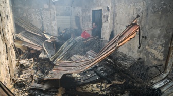 Warga melakukan pendinginan di lokasi kebakaran permukiman penduduk di Duri Utara, Tambora, Jakarta, Senin (21/7/2025). [ANTARA FOTO/Fauzan/bar]
