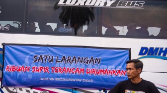 Demonstran yang tergabung dalam Solidaritas Pekerja Pariwisata Jawa Barat melakukan aksi unjuk rasa di depan Gedung Sate, Bandung, Jawa Barat, Senin (21/7/2025). [ANTARA FOTO/Novrian Arbi/bar]