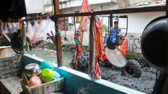 Petugas dari Suku Dinas Sumber Daya Air (SDA) Jakarta Pusat melakukan pengerukan lumpur di aliran anak Kali Krukut, Kebon Melati, Tanah Abang, Jakarta, Selasa (22/7/2025). [Suara.com/Alfian Winanto]