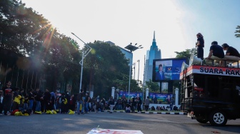 Sejumlah massa menggelar aksi unjuk rasa terkait RUU KUHAP di Gerbang Pancasila, Kompleks Parlemen Senayan, Jakarta Pusat, Selasa (22/7/2025). [Suara.com/Alfian Winanto]   