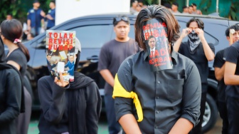 Aksi Tolak RKUHAP di Gerbang Pancasila DPR