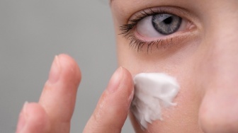 7 Sunscreen yang Nggak Bikin Mata Perih, Aman untuk Kulit Sensitif