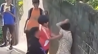 Hari Terakhir MPLS Jadi Neraka, Siswa Baru SMP di Blitar Dikeroyok Kakak Kelas, Videonya Viral!