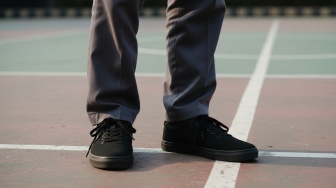 9 Rekomendasi Sepatu Sekolah yang Murah, Awet, dan Nyaman