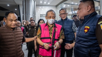 Kepala Divisi Bisnis Korporasi dan Komersial Bank Jateng 2018-2020 Suldiarta (ketiga kanan) berjalan memasuki mobil tahanan usai menjalani pemeriksaan di Kejaksaan Agung, Jakarta, Selasa (22/7/2025). [ANTARA FOTO/Bayu Pratama S/bar]