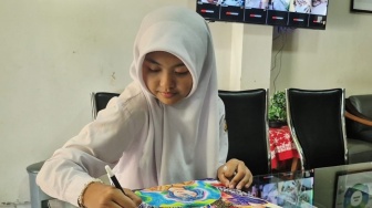 Cerita Siswi SMPN 3 Solo Dapat Beasiswa Usai Beri Lukisan Prabowo Subianto
