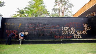 Sejumlah massa menggelar aksi unjuk rasa terkait RUU KUHAP di Gerbang Pancasila, Kompleks Parlemen Senayan, Jakarta Pusat, Selasa (22/7/2025). [Suara.com/Alfian Winanto]   