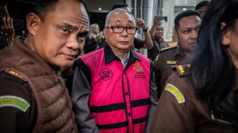 Direktur Keuangan PT Sritex Periode 2006-2023 Allan Moran Severino (tengah) berjalan memasuki mobil tahanan usai menjalani pemeriksaan di Kejaksaan Agung, Jakarta, Selasa (22/7/2025). [ANTARA FOTO/Bayu Pratama S/bar]