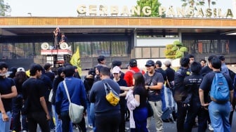 Sejumlah massa menggelar aksi unjuk rasa terkait RUU KUHAP di Gerbang Pancasila, Kompleks Parlemen Senayan, Jakarta Pusat, Selasa (22/7/2025). [Suara.com/Alfian Winanto]   