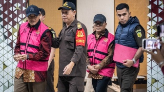 Direktur Teknologi Operasional Bank DKI jakarta 2015-2021 Pramono Sigit (kiri) bersama Direktur Kredit UMKM merangkap Direktur Keuangan Bank DKI jakarta 2019-2022 Babay Farid Wazadi (kedua kanan) berjalan memasuki mobil tahanan usai menjalani pemeriksaan di Kejaksaan Agung, Jakarta, Selasa (22/7/2025). [ANTARA FOTO/Bayu Pratama S/bar]