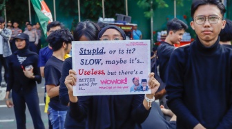 Sejumlah massa menggelar aksi unjuk rasa terkait RUU KUHAP di Gerbang Pancasila, Kompleks Parlemen Senayan, Jakarta Pusat, Selasa (22/7/2025). [Suara.com/Alfian Winanto]   