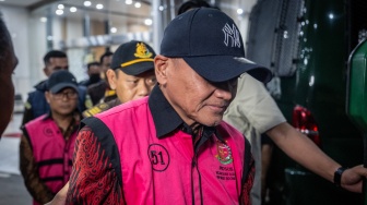 Direktur Teknologi Operasional Bank DKI jakarta 2015-2021 Pramono Sigit (kanan) bersama Direktur Kredit UMKM merangkap Direktur Keuangan Bank DKI jakarta 2019-2022 Babay Farid Wazadi (kiri) berjalan memasuki mobil tahanan usai menjalani pemeriksaan di Kejaksaan Agung, Jakarta, Selasa (22/7/2025).[ANTARA FOTO/Bayu Pratama S/bar] 