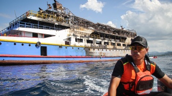 Petugas SAR gabungan menggunakan perahu karet saat mencari dua korban yang hilang dalam insiden terbakarnya KM Barcelona 5 di perairan Talise, Minahasa Utara, Sulawesi Utara, Selasa (22/7/2025). [ANTARAFOTO/Yegar Sahaduta Mangiri/YU/tom]