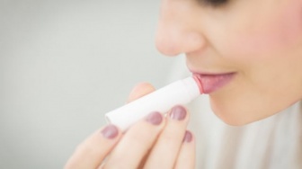5 Rekomendasi Lip Balm Mengandung Vitamin E, Menutrisi Sekaligus Melembapkan Bibir