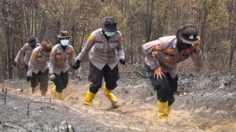 Ketangguhan Polwan Ikut Padamkan Karhutla di Wilayah Perbukitan Rokan Hulu