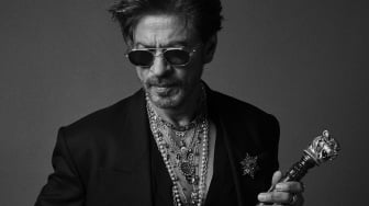 Shah Rukh Khan Raih Penghargaan Aktor Terbaik, Gips di Tangan Bikin Fans Khawatir!