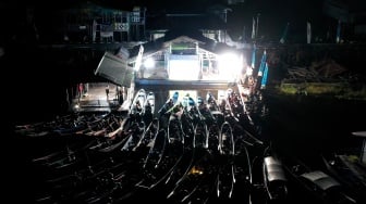 Foto udara sejumlah warga menonton bioskop terapung dari perahunya di Desa Muara Enggelam, Muara Wis, Kutai Kartanegara, Kalimantan Timur, Selasa (22/7/2025). [ANTARA FOTO/M Risyal Hidayat/tom] 