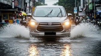 Ayah Jangan Salah Pilih: 10 Mobil Bekas Ini Tangguh Terjang Banjir, Dompet Tetap Aman