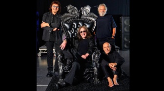 Vokalis Ozzy Osbourne (tengah) bersama personil Black Sabbath usai tampil dalam konser 'Back to Beginning' di Birmingham, Inggris, Sabtu (5/7/2025). [Instagram/blacksabbath]